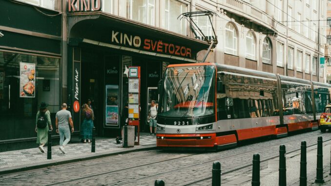 Photo tram électrique pour le transport de personnes en ville Que signifie transports verts ? Vers une mobilité plus durable