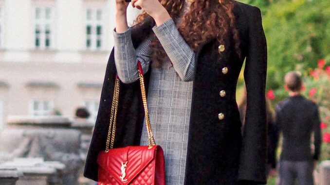 Photo Une femme à la mode se promène en rue Mode et Consommation Durable : Vers une Industrie Textile Plus Responsable